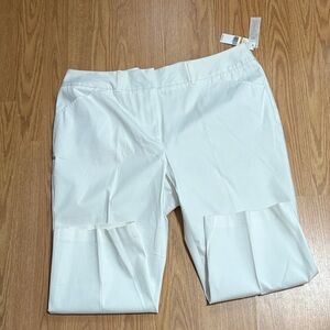 Chaus White Capris
